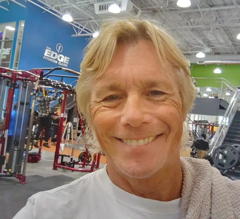 Hoy en d&iacute;a tiene 64 a&ntilde;os y contin&uacute;a enfocado en sus negocios.