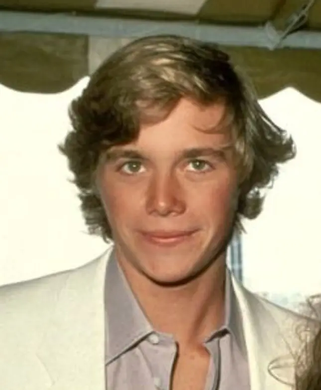 Entre 1983 y 1984, interpret&oacute; a Peter Richards en la exitosa serie 'Dallas', consolidando su presencia en la pantalla chica.