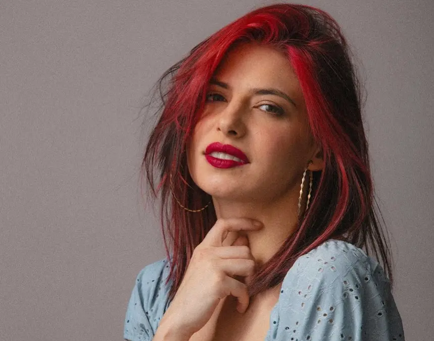 Ahora tiene 30 años, ha trabajado en series como 'Esta historia me suena'. También es cantante y mezcla ritmos como pop, rock y cumbia.