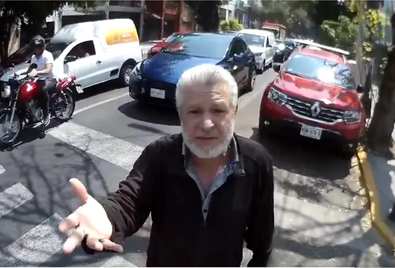 Exhiben a abuelito que admite estafar a automovilistas