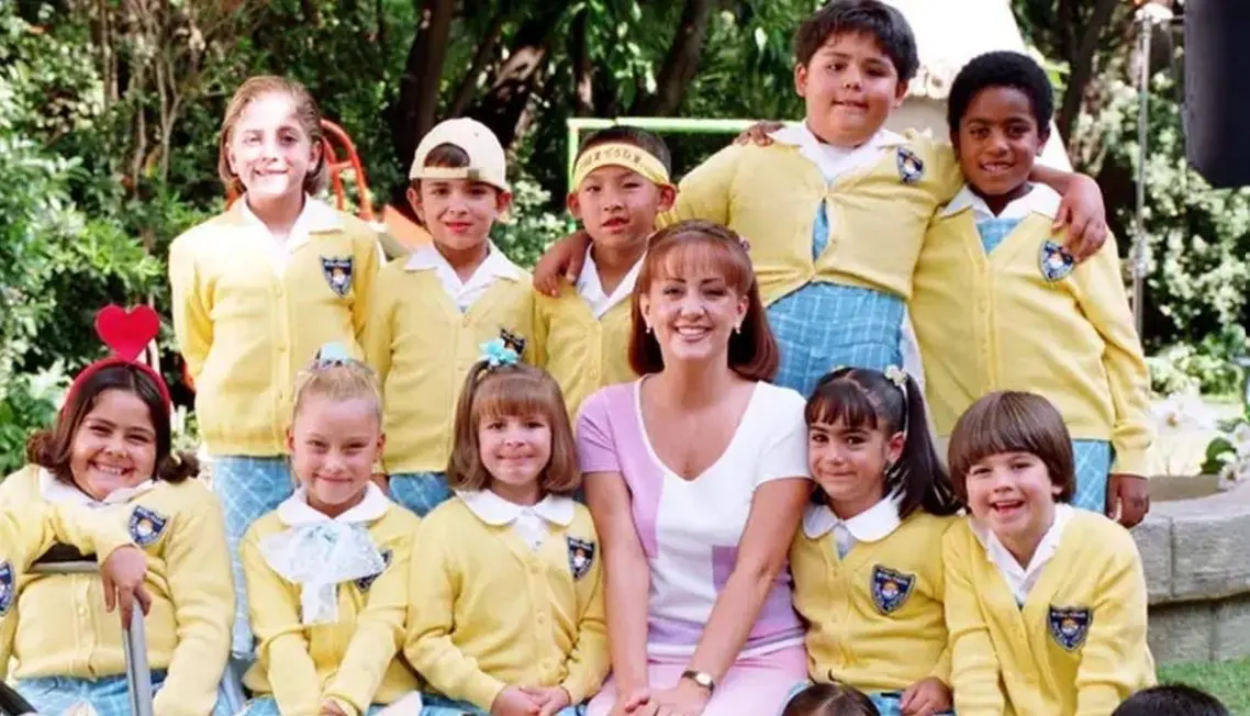 'Vivan los niños' fue una popular telenovela infantil del 2002, basada en la historia de 'Carrusel'. La trama presenta a un grupo de niños de primaria que tienen que aprender a convivir a pesar de sus diferencias con ayuda de su nueva maestra. ¿Qué fue de los protagonistas tras 23 años?