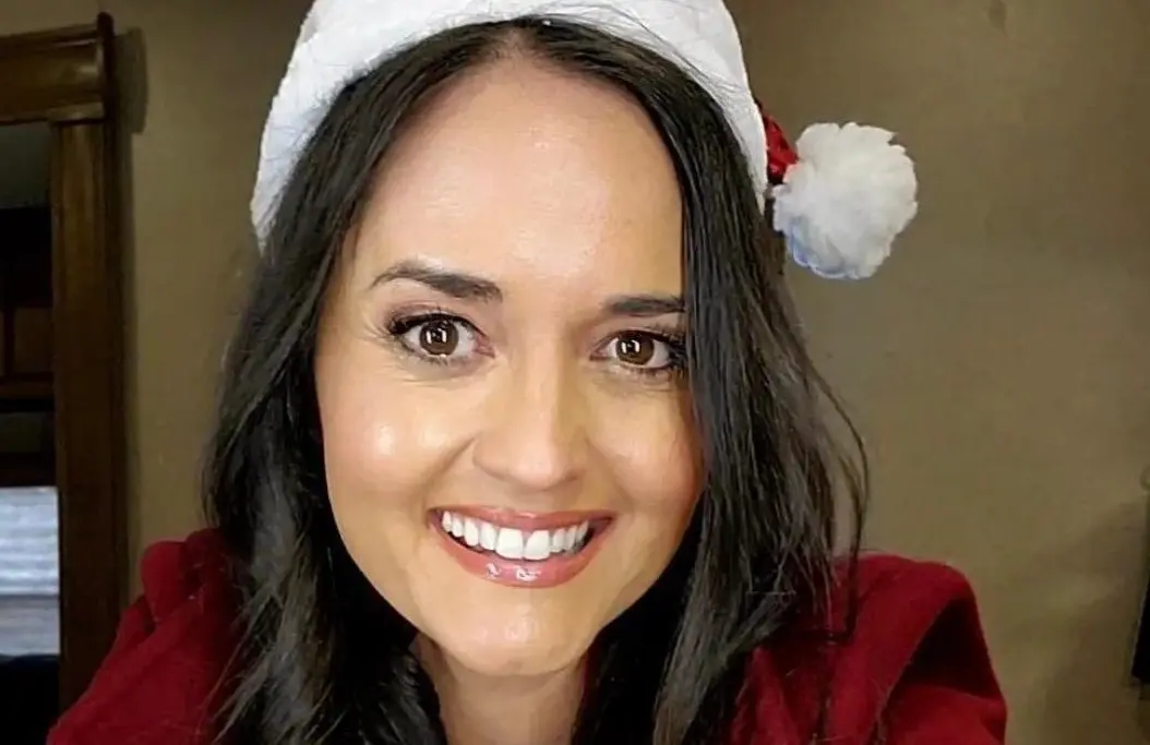 Ha escrito seis libros de matemáticas dirigidos a niñas y jóvenes, promoviendo el aprendizaje en esta área.