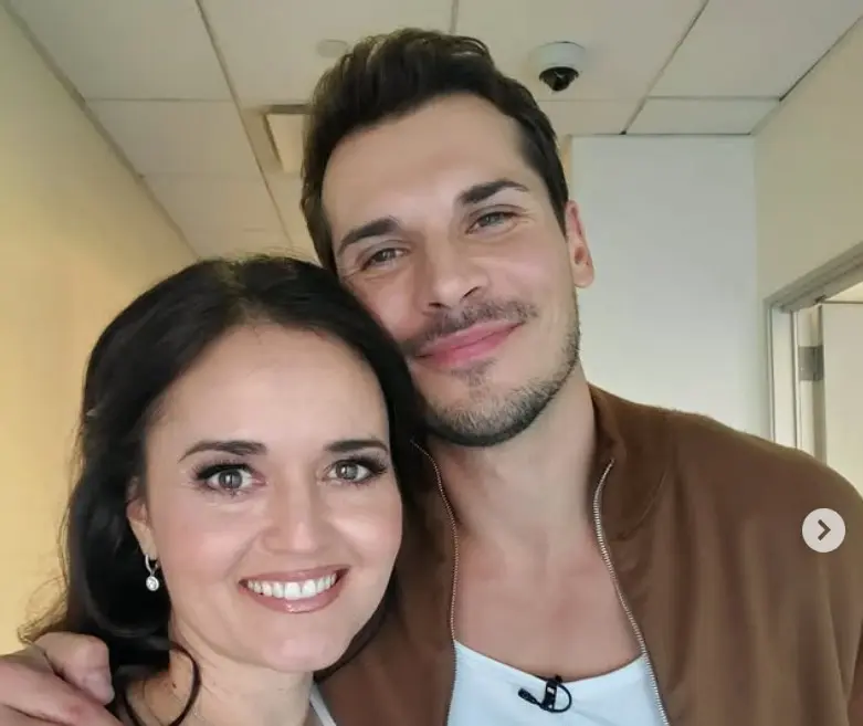 Además de la actuación, McKellar destacó en matemáticas, graduándose con honores en UCLA en 1998.