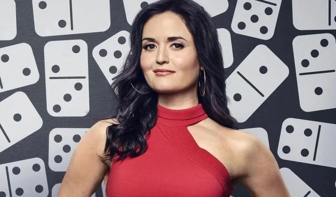 Desde 2010, presta su voz al personaje de Miss Martian en la serie animada 'Young Justice'.