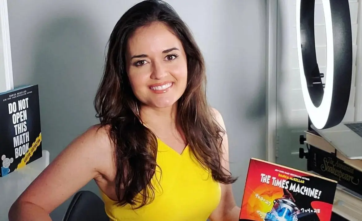 Hoy en día tiene 50 años y ha tenido apariciones en series populares como 'NAVY: Investigación criminal' y 'Cómo conocí a vuestra madre'.