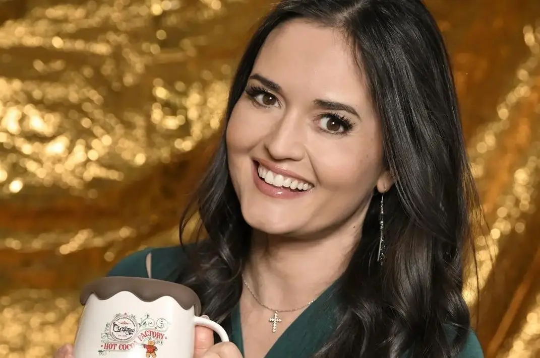 Su libro Girls Get Curves: Geometry Takes Shape busca empoderar a las jóvenes a través de la geometría.