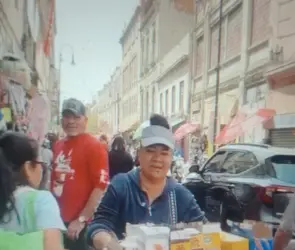 Lady cereal: mujer se hace viral por su peculiar forma de vender