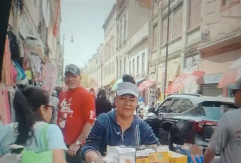 Lady Cereal ofrece sus productos por las calles