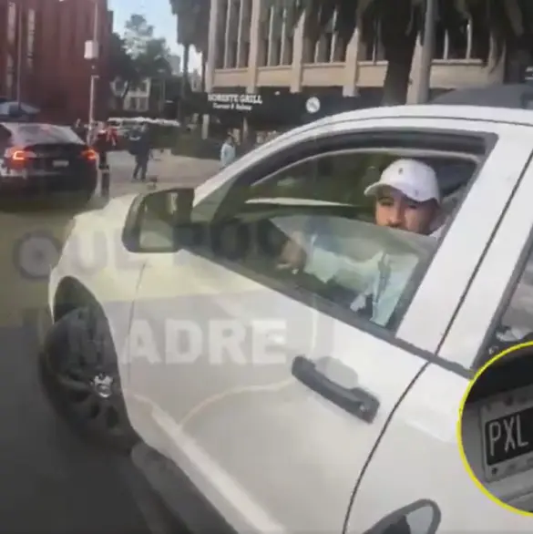 Llégale a la verg*: Conductor amenaza a motociclista con pistola frente al Monumento a la Revolución