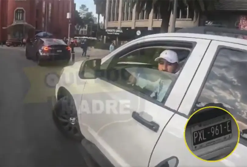 Conductor amenaza a motociclista con pistola