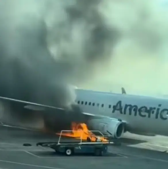 Impactantes imágenes: Avión de American Airlines se incendia en pleno aeropuerto 