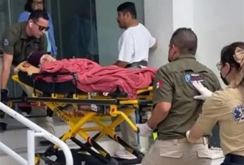 La anciana lleg&oacute; en ambulancia a la sucursal.