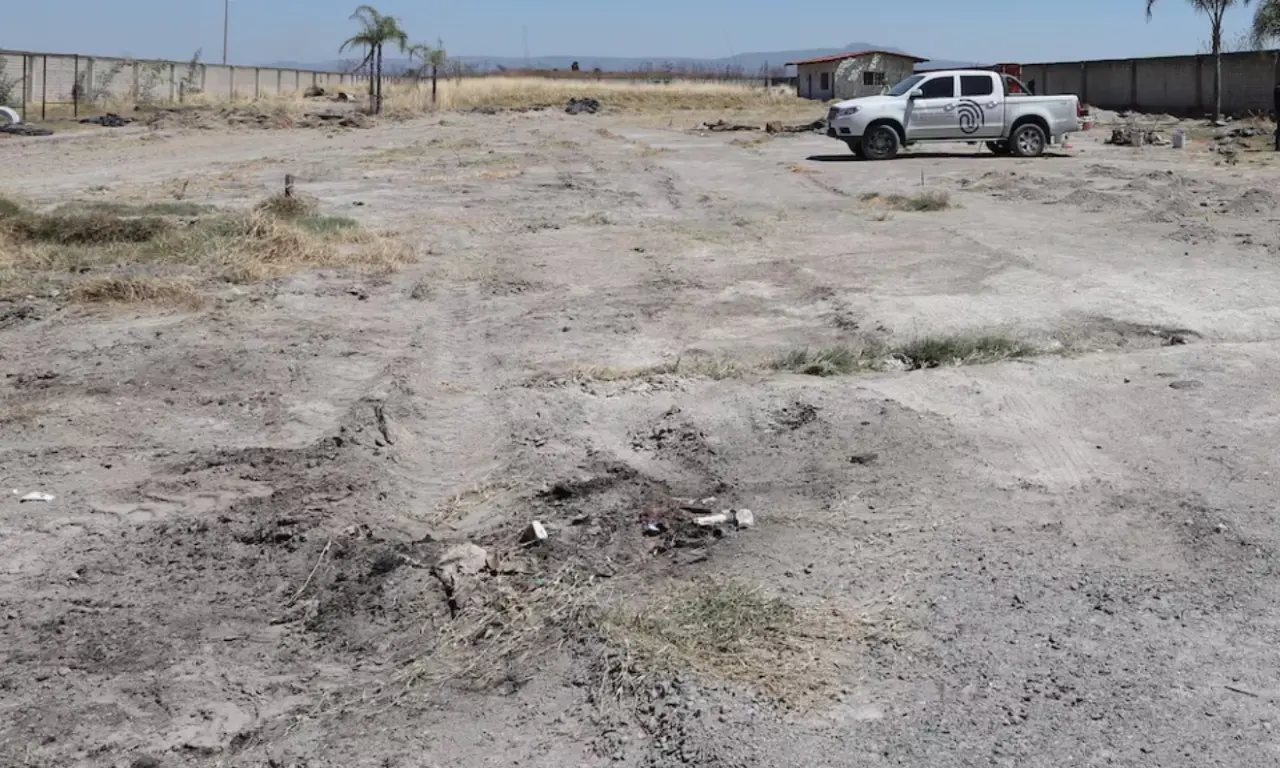  Autoridades hacen labores en el rancho Izaguirre de Teuchitlán. 