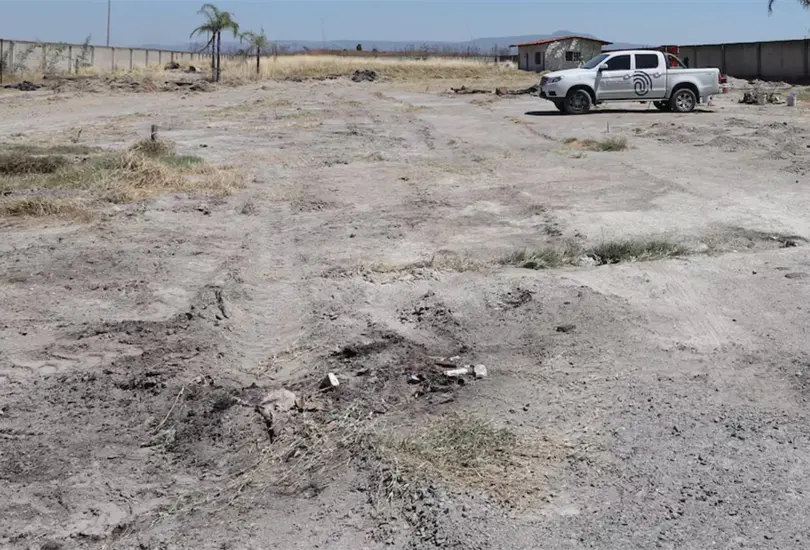 Autoridades hacen labores en el rancho Izaguirre de Teuchitl&aacute;n.