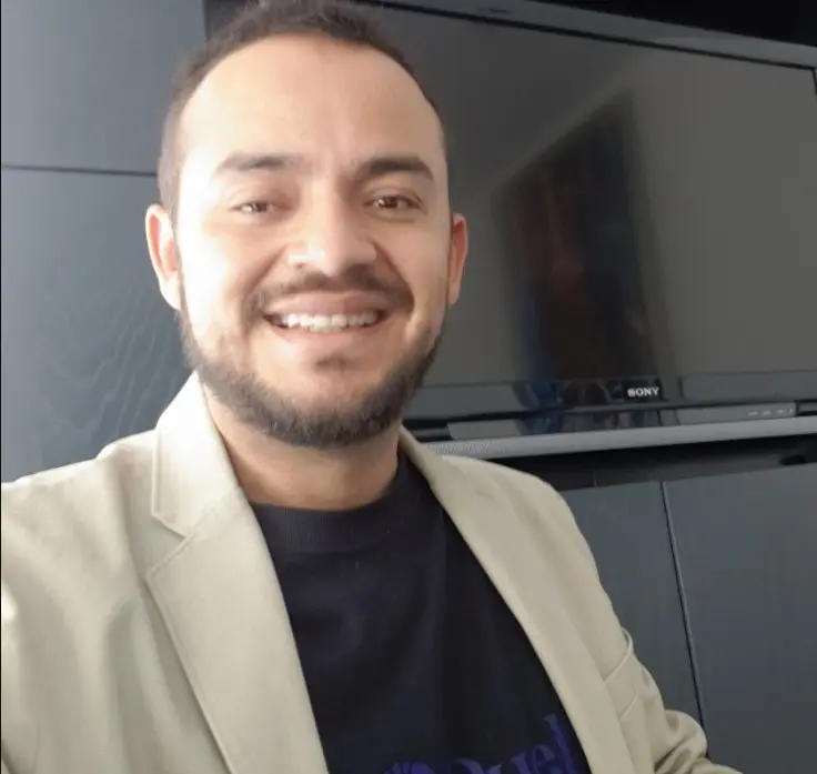 En diversas entrevistas, ha admitido que dej&oacute; pasar oportunidades laborales por ego y por considerar que no le pagaban lo suficiente.