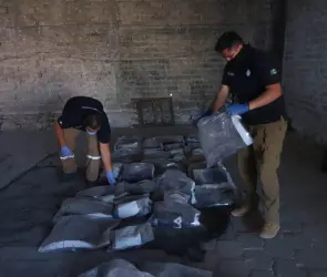 Mujer identifica botas y pantalón de su esposo en el rancho Izaguirre, en Teuchitlán