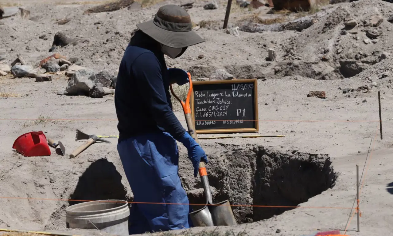  Autoridades hacen labores en el rancho Izaguirre de Teuchitlán. 