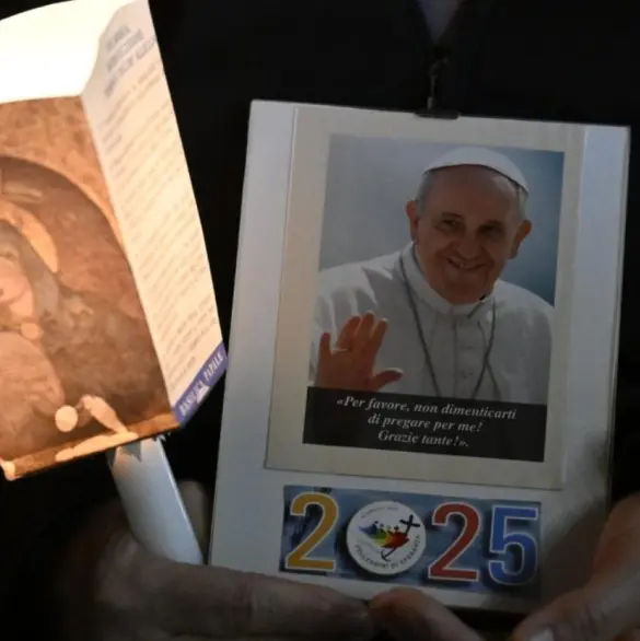 Revelan primera foto del Papa Francisco tras enfermar de gravedad; así luce