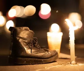 Con cientos de zapatos y velas rinden luto nacional por víctimas de Teuchitlán 