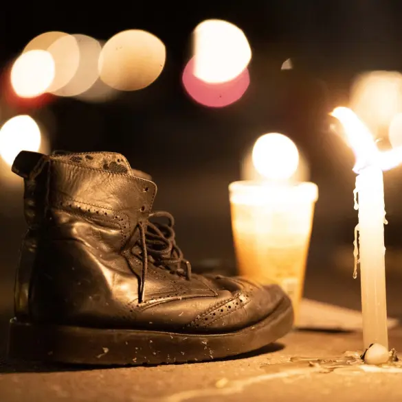 Con cientos de zapatos y velas rinden luto nacional por víctimas de Teuchitlán 