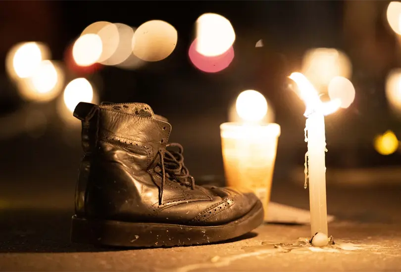 Con 400 velas y 400 pares de zapatos se rindi&oacute; homenaje a quienes fallecieron en Teuchitl&aacute;n.