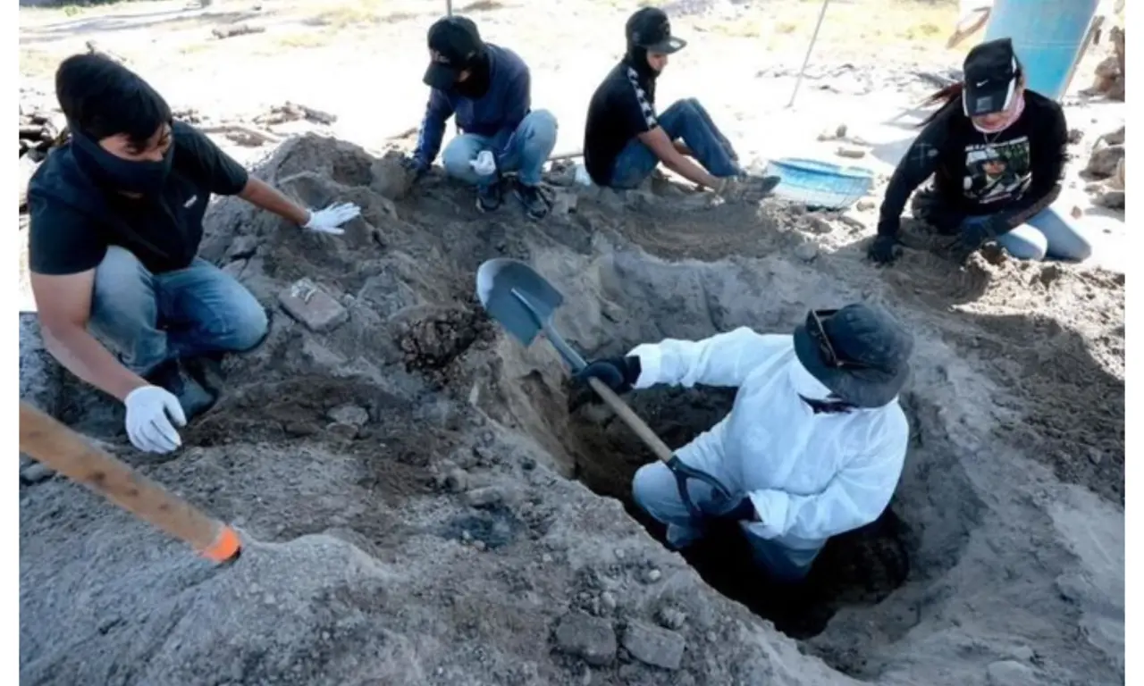  “Sé que aquí estará”: familias buscan a sus desaparecidos en Teuchitlán 