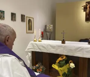 Lo que dice la &uacute;nica foto del papa Francisco desde que est&aacute; hospitalizado