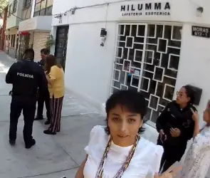 Exhiben a madre e hija por colocar cemento en área verde de CDMX