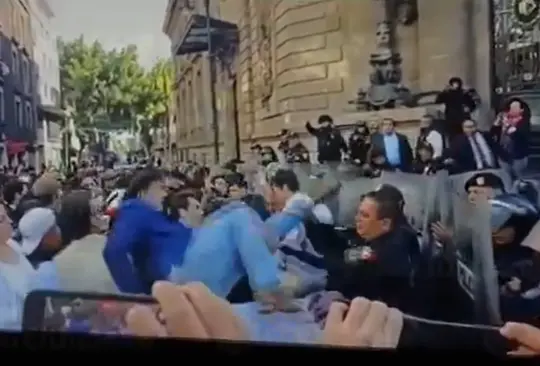 Taurinos protagonizan pelea afuera del Congreso