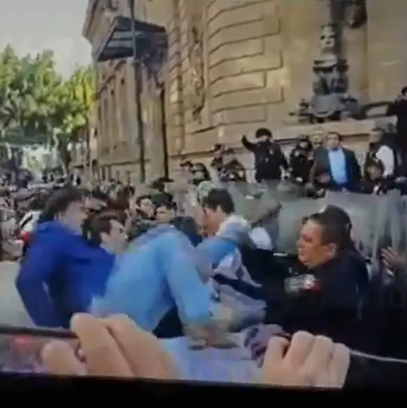 Taurinos protagonizan pelea afuera del Congreso CDMX; diputados aprueba corridas sin violencia