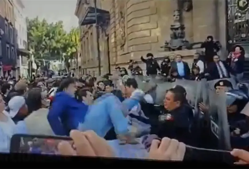 Taurinos protagonizan pelea afuera del Congreso