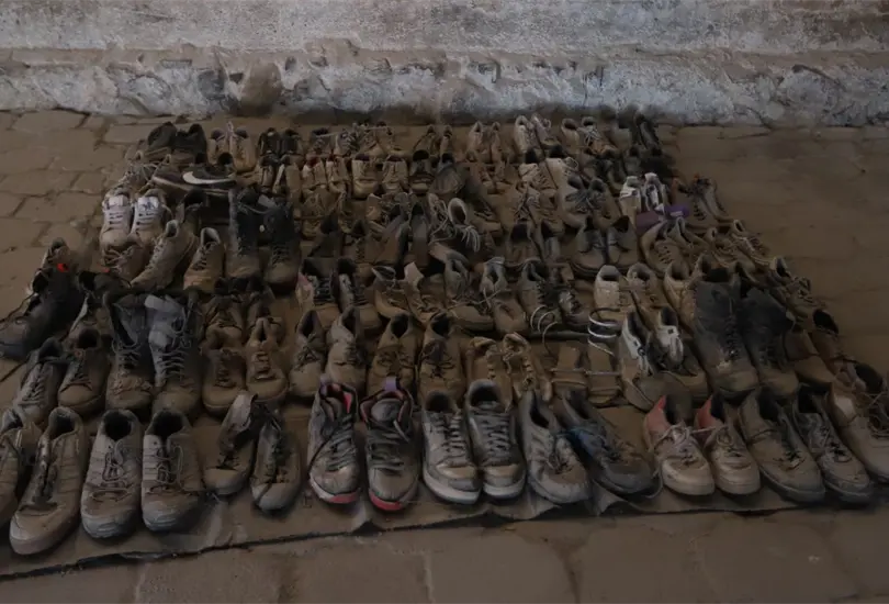Los pares de zapatos de las v&iacute;ctimas en Teuchitl&aacute;n.