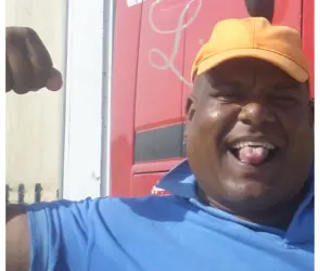 Hombre arrastr&oacute; un tren con los dientes y logr&oacute; R&eacute;cord Guinness