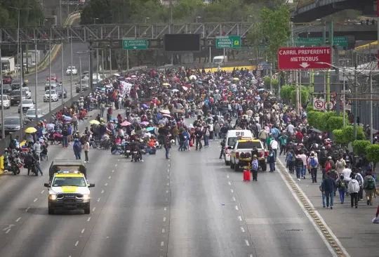 Protestas de la CNTE colapsan accesos al AICM