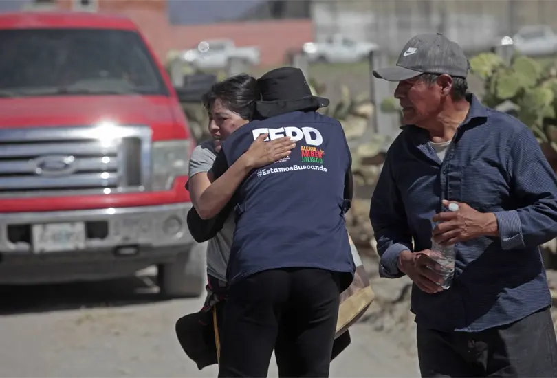Irma Gonz&aacute;lez, madre de Jossel S&aacute;nchez Gonz&aacute;lez, identifica en Teuchitl&aacute;n los objetos personales de su hijo desaparecido en 2021