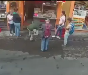 Mujer sin ropa persigue a sujeto que robó su bolso en Motel