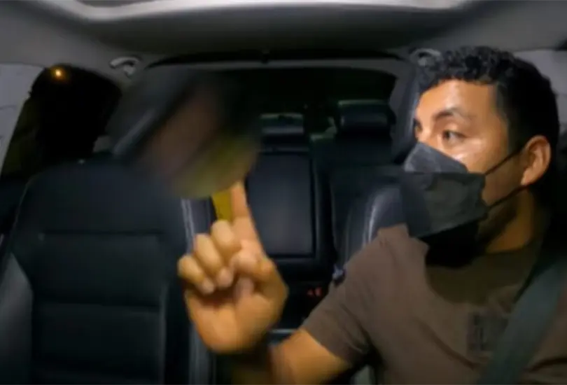 Así fue el momento en que el conductor bajo del taxi a la pasajera. Así fue el momento en que el conductor bajo del taxi a la pasajera.