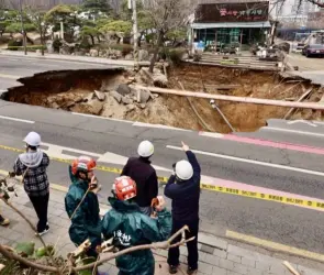 Motociclista cae en socavón en plena vía pública: así fue el momento