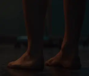 Niñera se asoma bajo la cama para demostrar que no hay monstruos y encuentra a un hombre