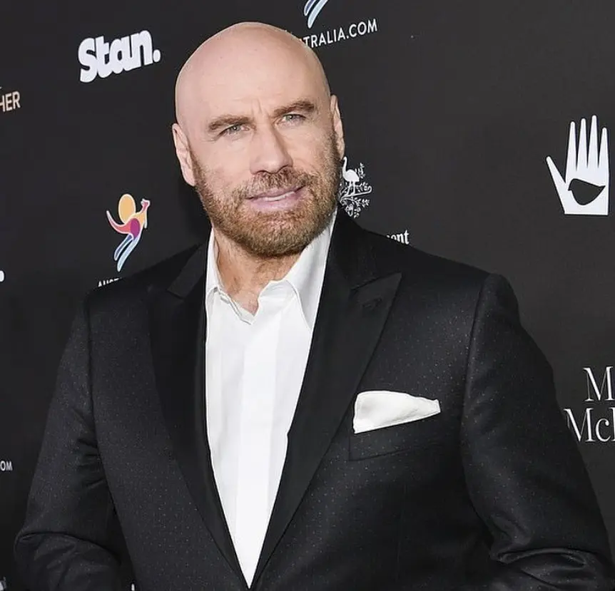 Ahora tiene 71 a&ntilde;os de edad. Estuvo casado 29 a&ntilde;os con Kelly Preston y tuvieron tres hijos, pero en 2020 su esposa falleci&oacute; v&iacute;ctima de c&aacute;ncer de mama. En los &uacute;ltimos a&ntilde;os ha trabajado en pel&iacute;culas como 'Fan&aacute;tico' y 'The Poison Rose'.