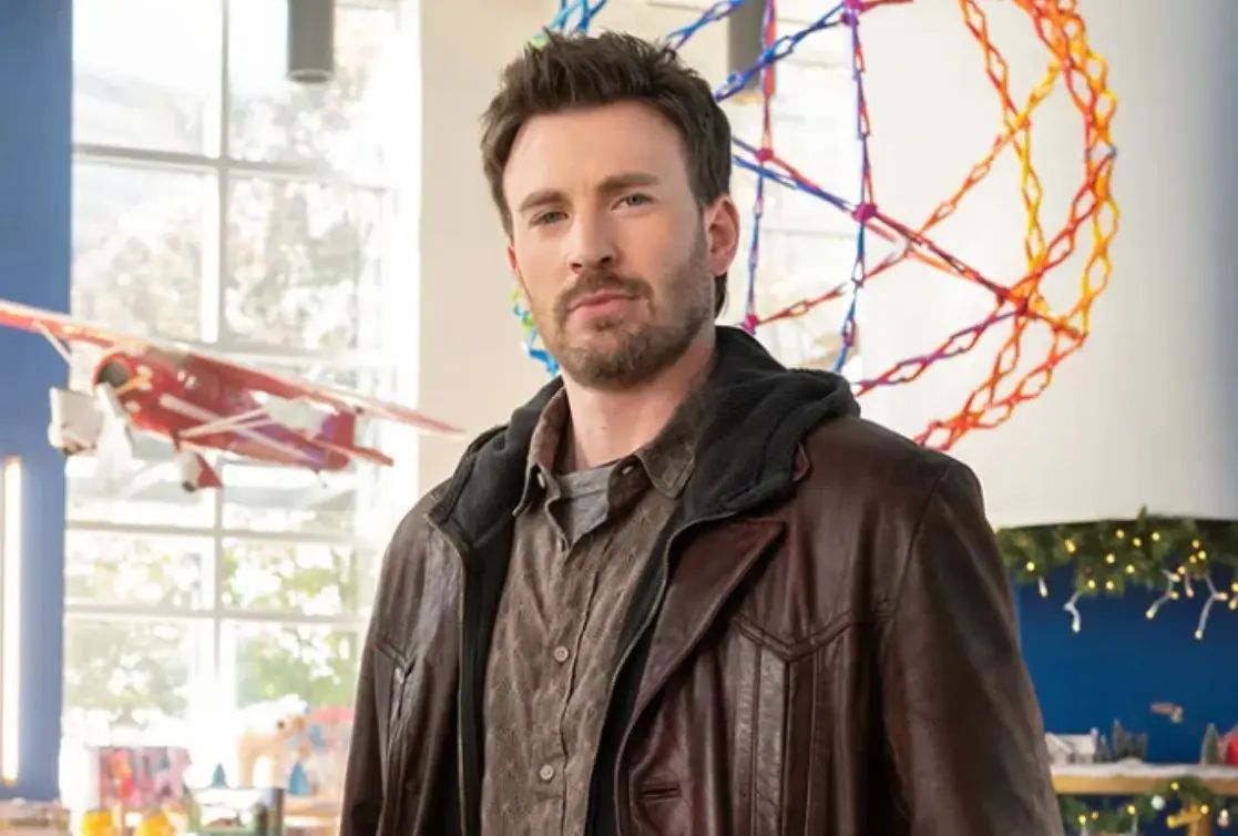 Ahora tiene 43 años y está casado con Alba Baptista. Alcanzó la fama con el papel de Capitán América en Avengers y en 2024 repitió su papel de Antorcha Humana en Deadpool & Wolverine.