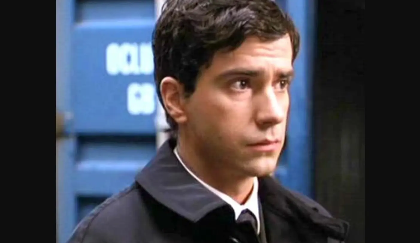 Hamish Linklater interpretó a Leonard, el asistente de Victor