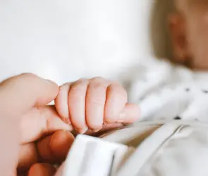 Recolectores de basura encuentran a bebé recién nacida abandonada en los escombros