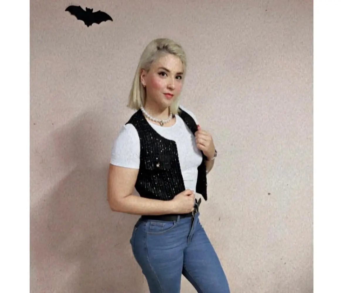 Actualmente cursa la carrera de Ciencias Forenses en la Universidad Aut&oacute;noma de Chihuahua.