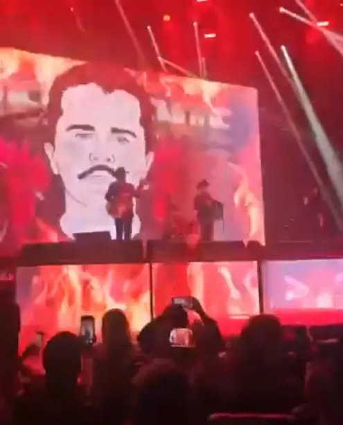 Se proyectaron imágenes del capo durante la presentación. Captura de pantalla.