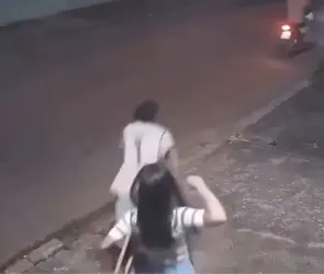 ¡Sólo le teme a Dios! Joven con Biblia en mano muestra su puño a asaltantes y salen huyendo