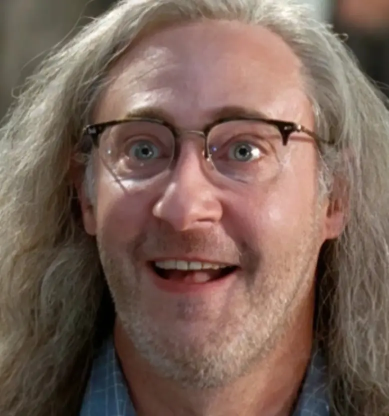 Brent Spiner es el Dr. Okun, un científico a cargo de la investigación extraterrestre