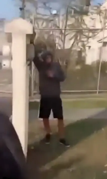 El hombre con capucha comenzó a amenazarla. Captura de pantalla.