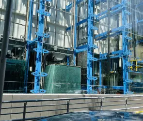 Trabajador muere aplastado por elevador tras caer desde el piso 12