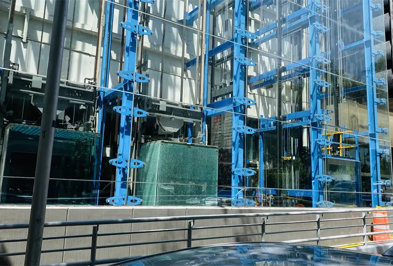 Trabajador muere aplastado por elevador tras caer desde el piso 12